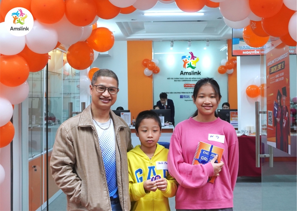 Phụ huynh và học sinh hân hoan tham gia check-in tại Amslink Láng Hạ